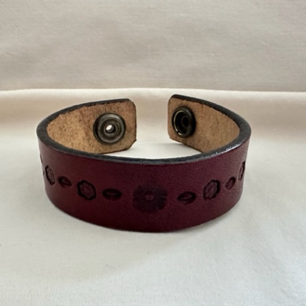 Embossed Leather Bracelet - Picture 4 of 6
